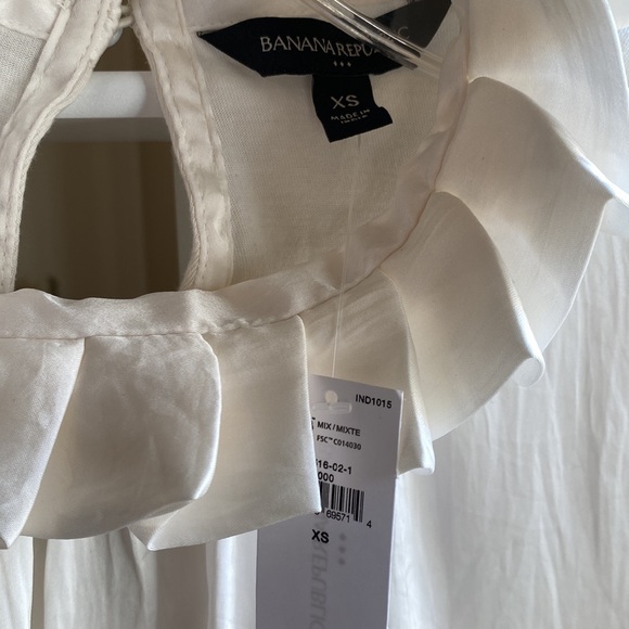 Banana Republic NWT cream blouse - Picture 2 of 4